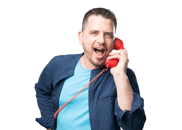 Mann mit blauem T-Shirt und dunkelblauer Jacke, der ein rotes Telefon hält. Er steht leicht seitlich und schaut zur Seite.