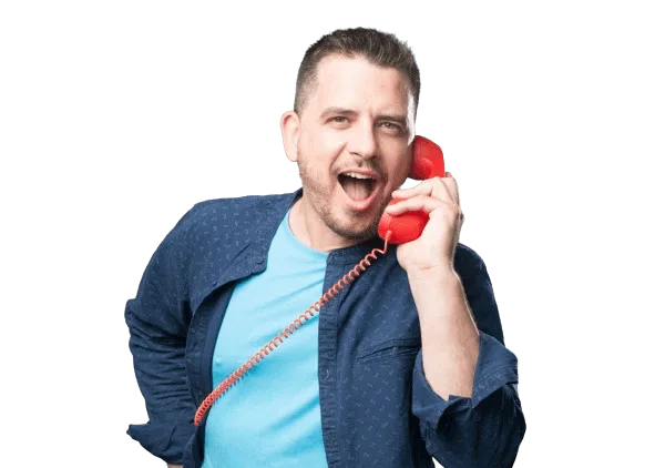 Mann mit blauem T-Shirt und dunkelblauer Jacke, der ein rotes Telefon hält. Er steht leicht seitlich und schaut zur Seite.