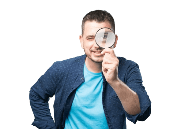 Mann mit blauer Jacke und T-Shirt, der eine große Lupe vor dem Gesicht hält und mit einem Auge durchschaut. Der Gesichtsausdruck wirkt sehr freundlich.