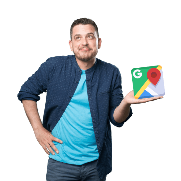 Ein Mann in einem blauen Hemd hält ein großes Google Maps-Symbol in der Hand, das die Navigation symbolisiert. Er blickt mit einem nachdenklichen Gesichtsausdruck vor einem schlichten weißen Hintergrund nach oben.