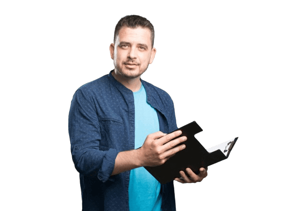 Ein Mann hält eine schwarze Ordnermappe in der linken Hand und zeigt mit der rechten Hand darauf. Er trägt ein blaues T-Shirt und eine blaue Jacke.