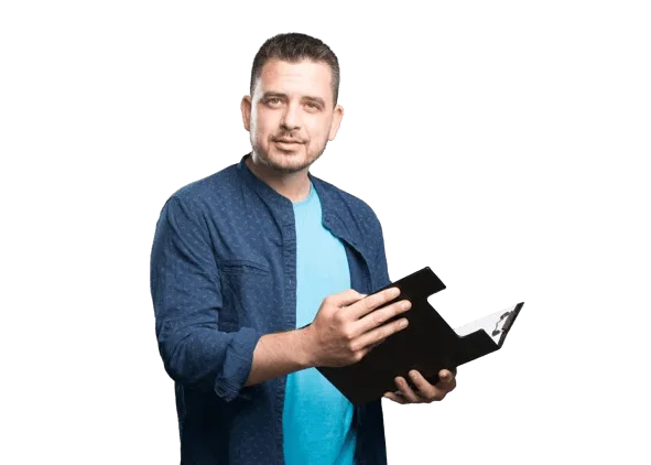 Ein Mann hält eine schwarze Ordnermappe in der linken Hand und zeigt mit der rechten Hand darauf. Er trägt ein blaues T-Shirt und eine blaue Jacke.